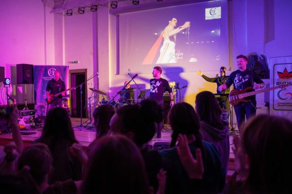 „Mi már hazajövünk Erdélybe” – Nagyenyeden járt a Zenede